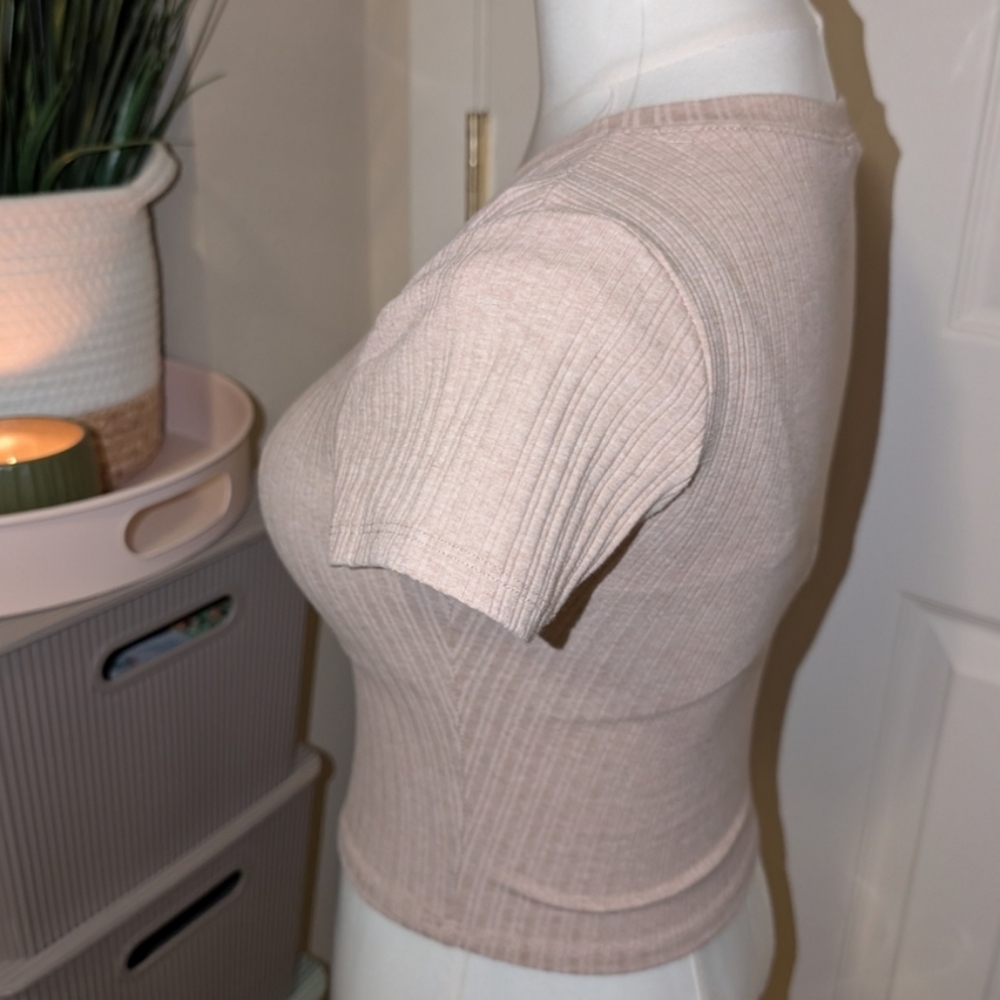 🩷👕💚 4 Fitted Short Sleeve Ribbed Crop Tops (EUC barely worn!) - Picture 11 of 16